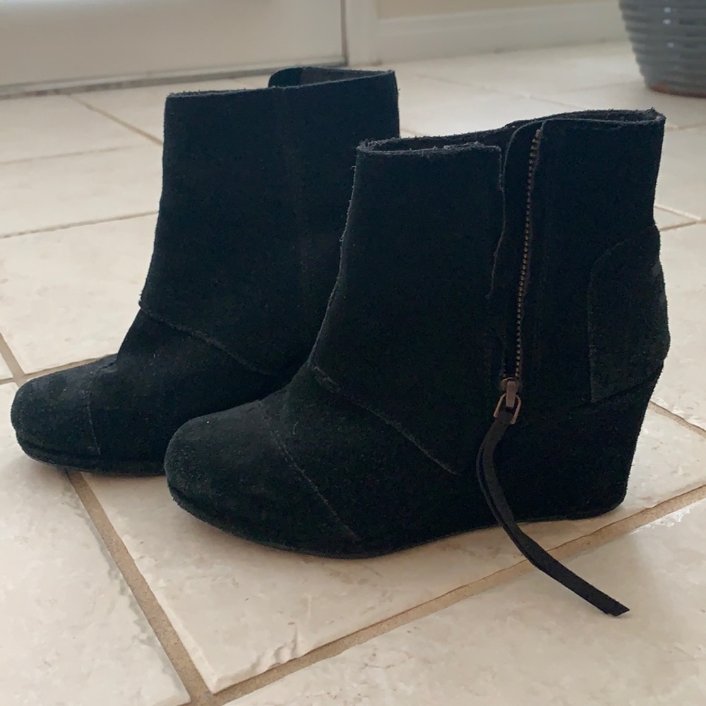 𝙑𝙂𝙐𝘾 𝙏𝙊𝙈𝙎 𝖲𝗎𝖾𝖽𝖾 booties - 𝙎𝙄𝙕𝙀 6